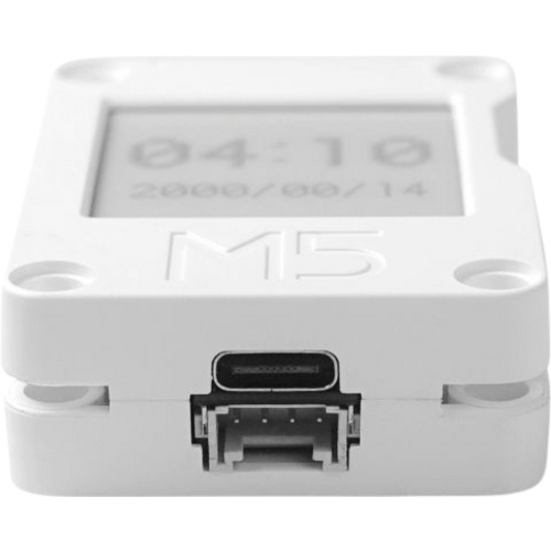Ein kleines, weißes Gerät mit Display und USB-C-Anschluss. Das Display zeigt '04:10 2000/09/14'. Gerät mit 'M5' beschriftet.